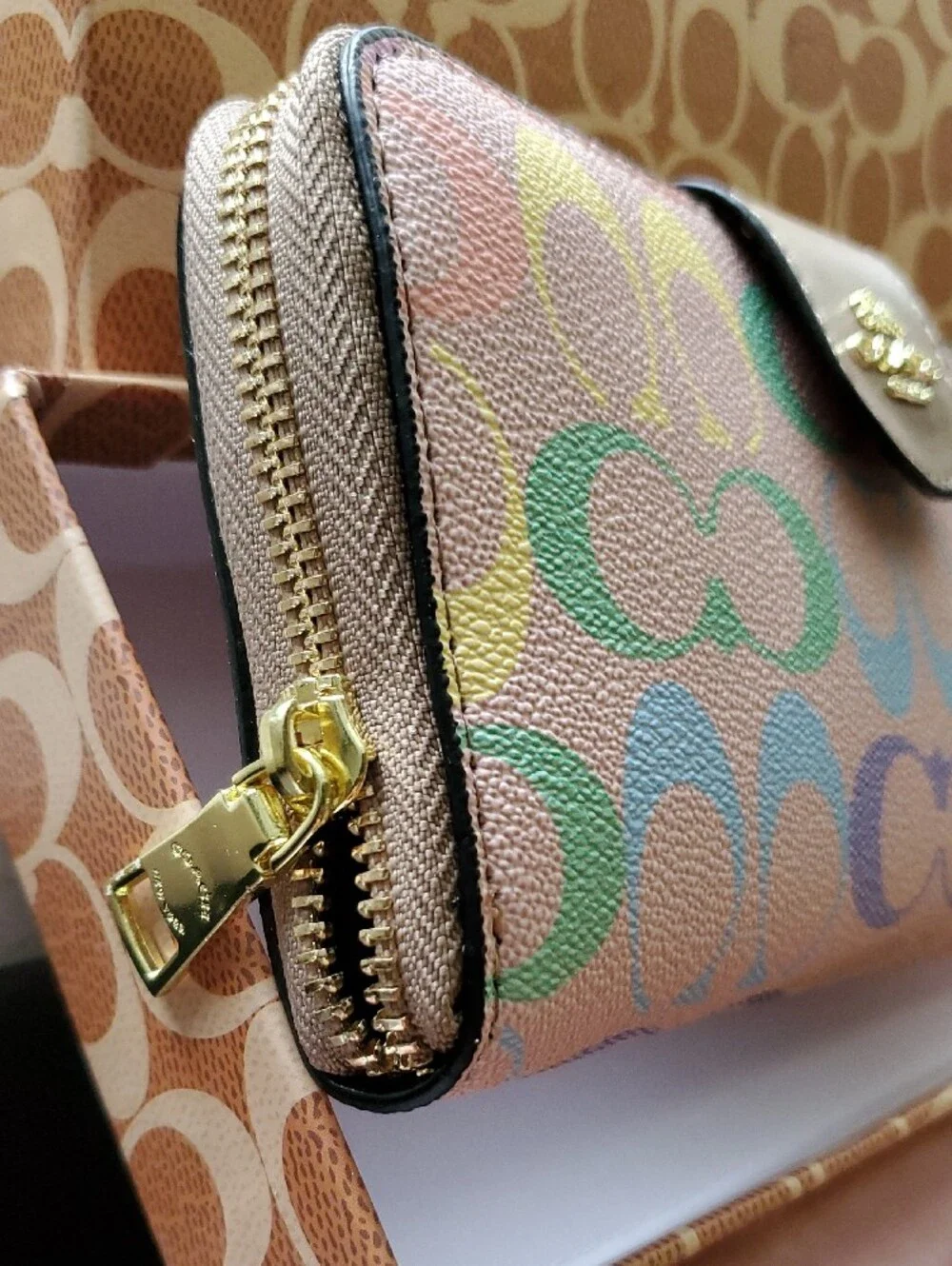 COACH☆Pastel Signature Zip Wallet in Multi-Color